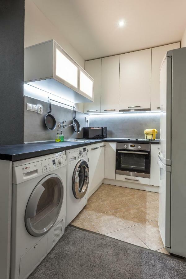 Air-Conditioned Apartment Sancova - Old Town Bratislava Luaran gambar